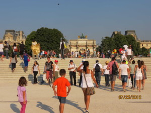 Walking from the Jardin de Tuileries to the Louvre