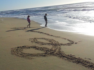 Emre was marking the sand, while Pelin was following his track.Emre kumda iz bırakırken Pelin de izinden gidiyor.